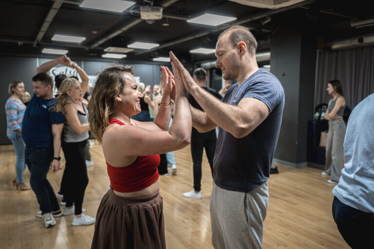 Kurs bachaty dla początkujących w Salsa Libre
